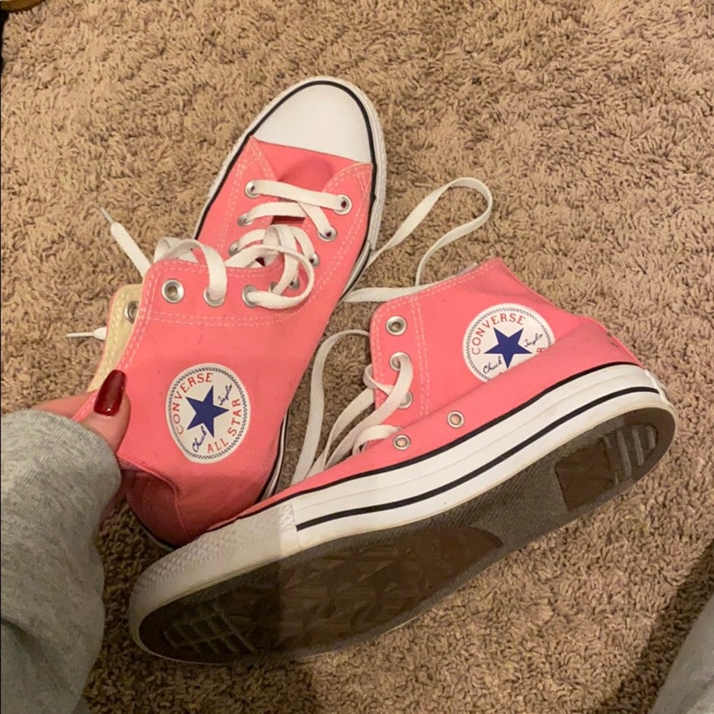 pink high top converse :)